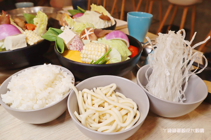 新竹火鍋推薦湯作鍋物!巨城附近火鍋,必吃招牌剝皮辣椒雞湯、高檔肉品及特色佐醬