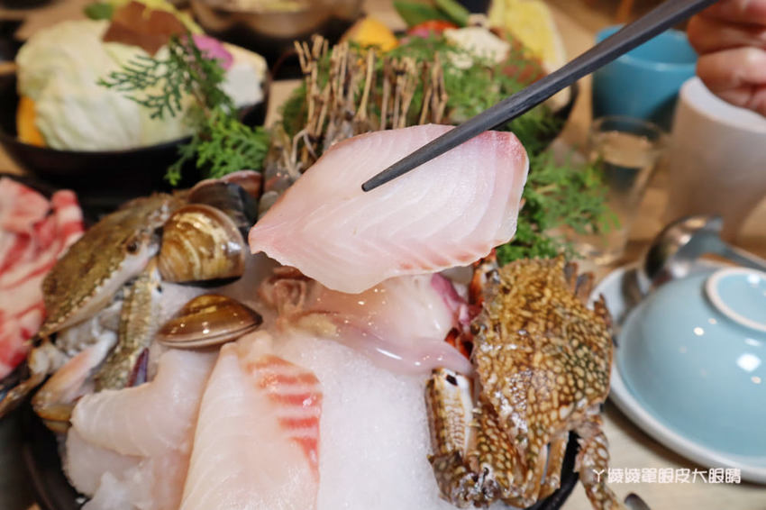 新竹火鍋推薦湯作鍋物！巨城附近火鍋，必吃招牌剝皮辣椒雞湯、高檔肉品及特色佐醬