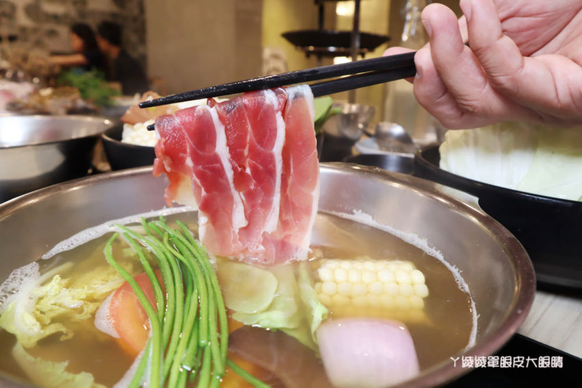 新竹火鍋推薦湯作鍋物!巨城附近火鍋,必吃招牌剝皮辣椒雞湯、高檔肉品及特色佐醬