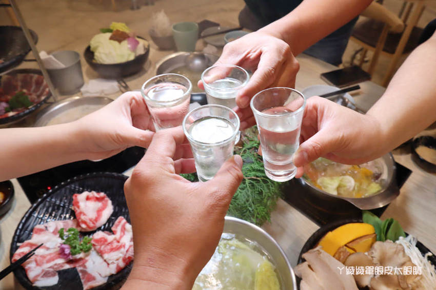 新竹火鍋推薦湯作鍋物!巨城附近火鍋,必吃招牌剝皮辣椒雞湯、高檔肉品及特色佐醬