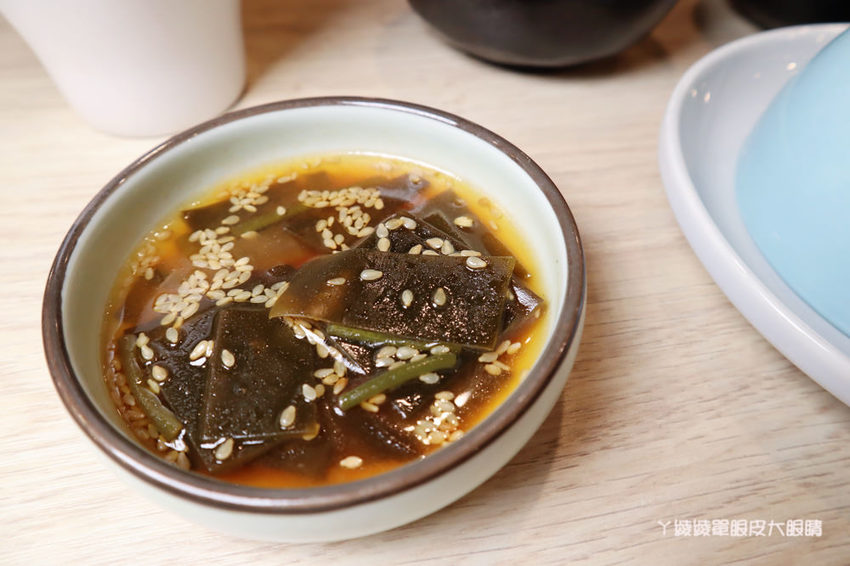 新竹火鍋推薦湯作鍋物！巨城附近火鍋，必吃招牌剝皮辣椒雞湯、高檔肉品及特色佐醬