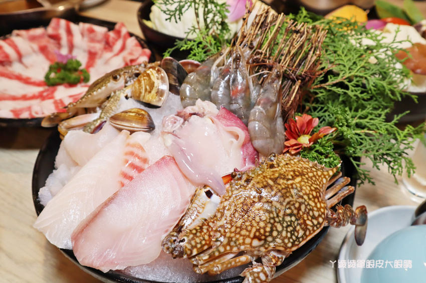 新竹火鍋推薦湯作鍋物！巨城附近火鍋，必吃招牌剝皮辣椒雞湯、高檔肉品及特色佐醬