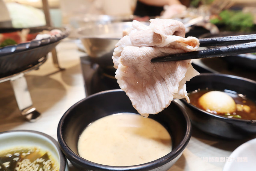 新竹火鍋推薦湯作鍋物!巨城附近火鍋,必吃招牌剝皮辣椒雞湯、高檔肉品及特色佐醬