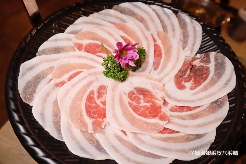 新竹火鍋推薦湯作鍋物！巨城附近火鍋，必吃招牌剝皮辣椒雞湯、高檔肉品及特色佐醬