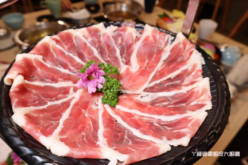 新竹火鍋推薦湯作鍋物!巨城附近火鍋,必吃招牌剝皮辣椒雞湯、高檔肉品及特色佐醬