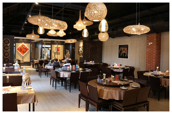 白天、晚上景色不一樣!美美噠～台中南屯/湄南河泰式庭園餐廳，好吃的泰式料理、泰國菜推薦!