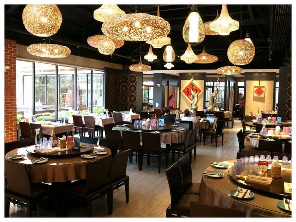 白天、晚上景色不一樣!美美噠～台中南屯/湄南河泰式庭園餐廳，好吃的泰式料理、泰國菜推薦!