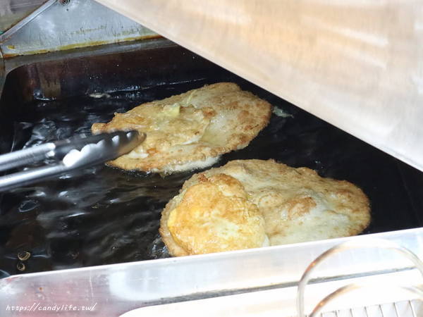 哇炸炸蛋蔥油餅：台中美食│哇炸炸蛋蔥油餅〃忠孝夜市必吃小吃，外酥內Q的蔥油餅，咬下去還會大爆漿呢～