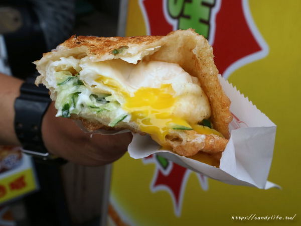 哇炸炸蛋蔥油餅：台中美食│哇炸炸蛋蔥油餅〃忠孝夜市必吃小吃，外酥內Q的蔥油餅，咬下去還會大爆漿呢～