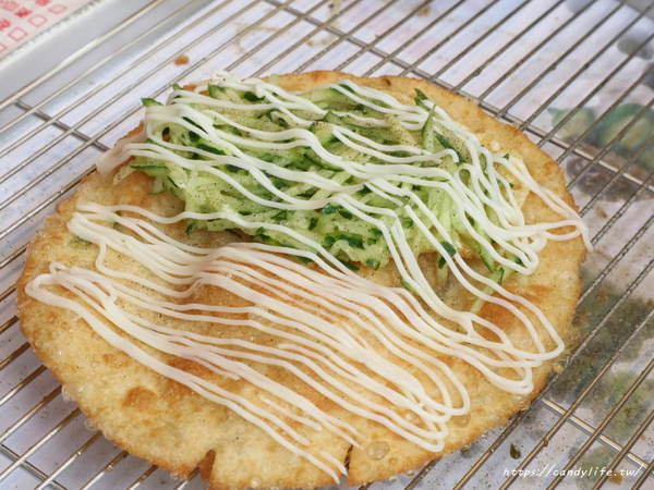 哇炸炸蛋蔥油餅：台中美食│哇炸炸蛋蔥油餅〃忠孝夜市必吃小吃，外酥內Q的蔥油餅，咬下去還會大爆漿呢～