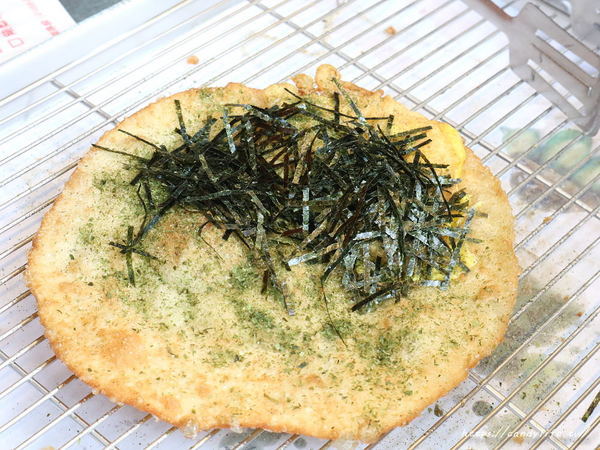 哇炸炸蛋蔥油餅：台中美食│哇炸炸蛋蔥油餅〃忠孝夜市必吃小吃，外酥內Q的蔥油餅，咬下去還會大爆漿呢～