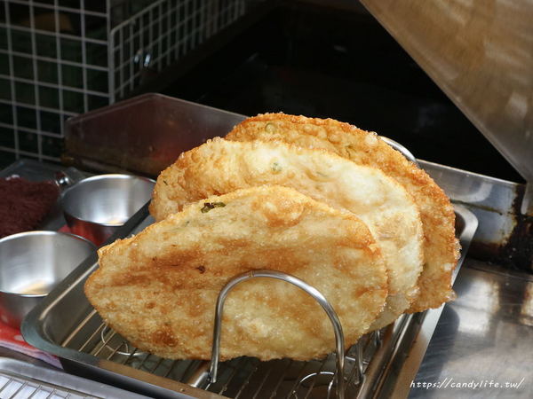 哇炸炸蛋蔥油餅：台中美食│哇炸炸蛋蔥油餅〃忠孝夜市必吃小吃，外酥內Q的蔥油餅，咬下去還會大爆漿呢～