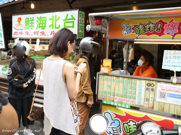 哇炸炸蛋蔥油餅：台中美食│哇炸炸蛋蔥油餅〃忠孝夜市必吃小吃，外酥內Q的蔥油餅，咬下去還會大爆漿呢～
