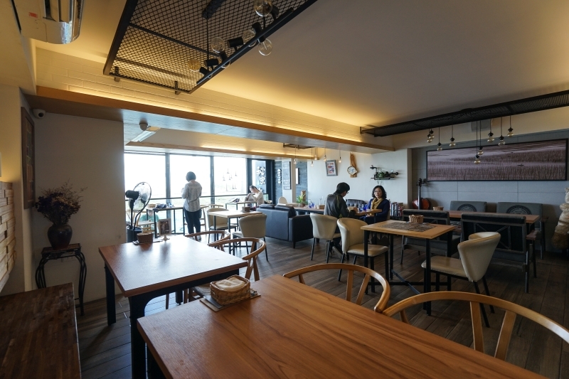 跳躍的宅男 - 花蓮靠海咖啡廳-秘密海咖啡 東大門夜市走路15分鐘 太平洋海濱公園旁