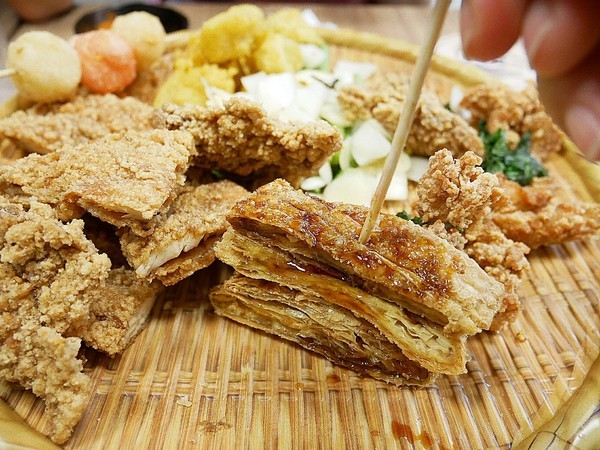 壹柒炸:壹柒炸-台中西屯區炸物店 近漢口國中 餐點選擇多且有脫油機 炸物清爽不油膩 再來杯啤酒就是最完美宵夜