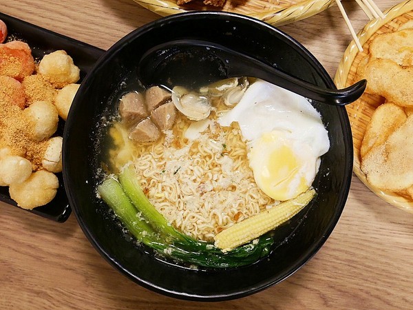 壹柒炸:壹柒炸-台中西屯區炸物店 近漢口國中 餐點選擇多且有脫油機 炸物清爽不油膩 再來杯啤酒就是最完美宵夜