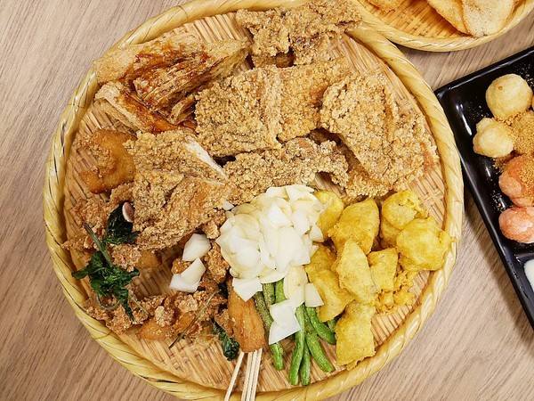 壹柒炸:壹柒炸-台中西屯區炸物店 近漢口國中 餐點選擇多且有脫油機 炸物清爽不油膩 再來杯啤酒就是最完美宵夜