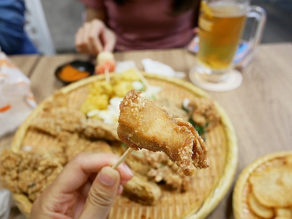 壹柒炸:壹柒炸-台中西屯區炸物店 近漢口國中 餐點選擇多且有脫油機 炸物清爽不油膩 再來杯啤酒就是最完美宵夜