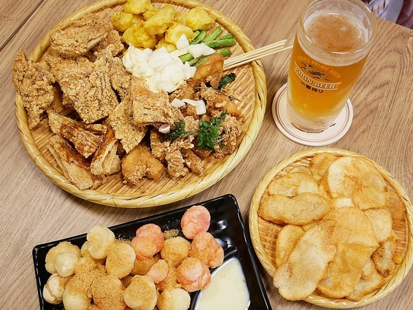 壹柒炸:壹柒炸-台中西屯區炸物店 近漢口國中 餐點選擇多且有脫油機 炸物清爽不油膩 再來杯啤酒就是最完美宵夜