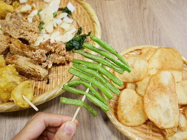 壹柒炸:壹柒炸-台中西屯區炸物店 近漢口國中 餐點選擇多且有脫油機 炸物清爽不油膩 再來杯啤酒就是最完美宵夜