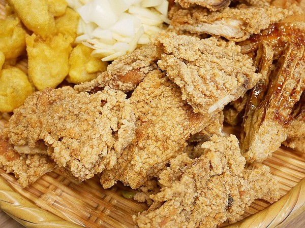 壹柒炸:壹柒炸-台中西屯區炸物店 近漢口國中 餐點選擇多且有脫油機 炸物清爽不油膩 再來杯啤酒就是最完美宵夜