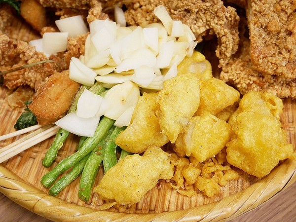 壹柒炸:壹柒炸-台中西屯區炸物店 近漢口國中 餐點選擇多且有脫油機 炸物清爽不油膩 再來杯啤酒就是最完美宵夜