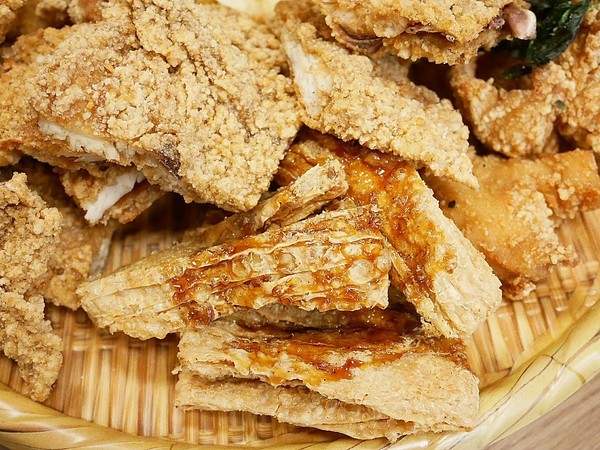 壹柒炸:壹柒炸-台中西屯區炸物店 近漢口國中 餐點選擇多且有脫油機 炸物清爽不油膩 再來杯啤酒就是最完美宵夜