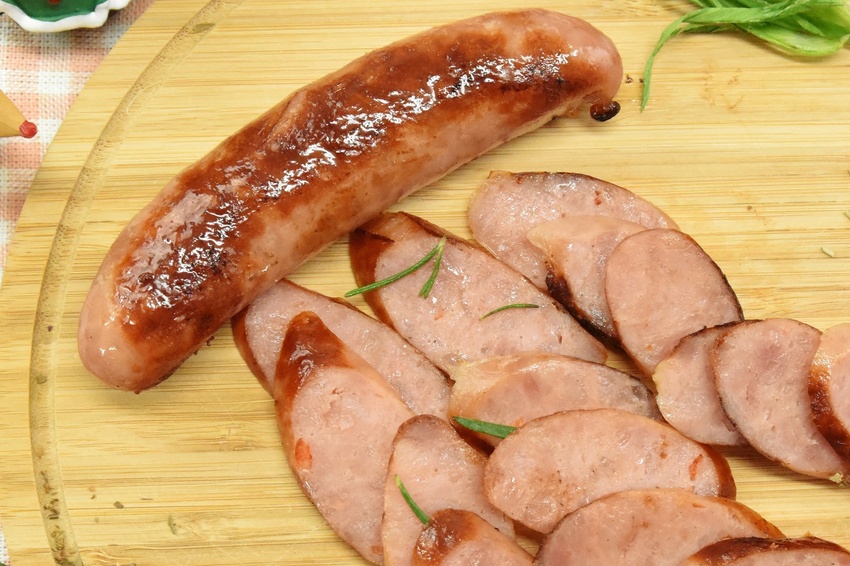 【香腸世家】#飛魚卵香腸 #櫻花蝦香腸 美味口感超越你想像，一同享受彈跳飛魚卵與嗆辣櫻花蝦的好滋味吧！