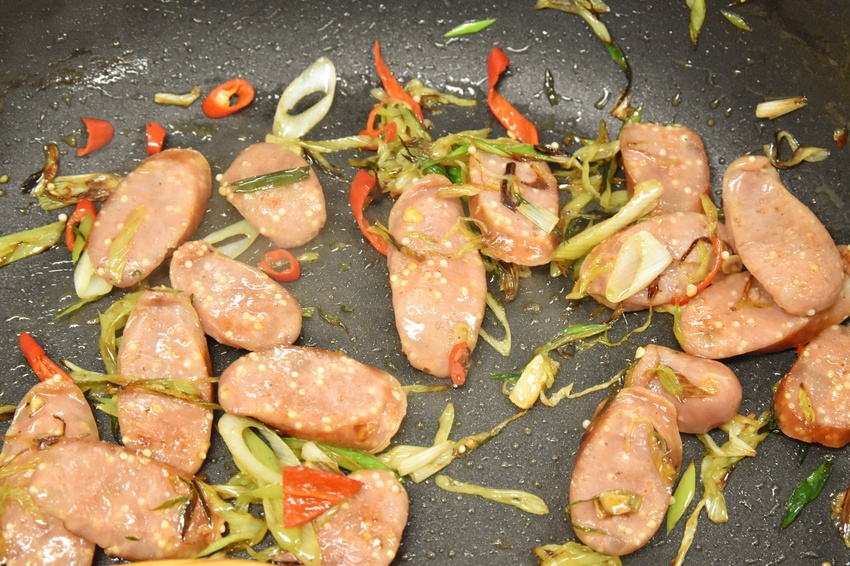 【香腸世家】#飛魚卵香腸 #櫻花蝦香腸 美味口感超越你想像，一同享受彈跳飛魚卵與嗆辣櫻花蝦的好滋味吧！