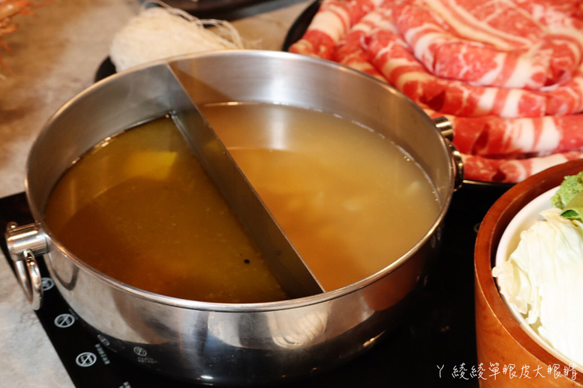 新竹竹北火鍋推薦上官木桶鍋！霸氣浮誇的甜蜜痛風海鮮船，堆得跟小火山一樣的肉盤！現撈波士頓龍蝦等你吃