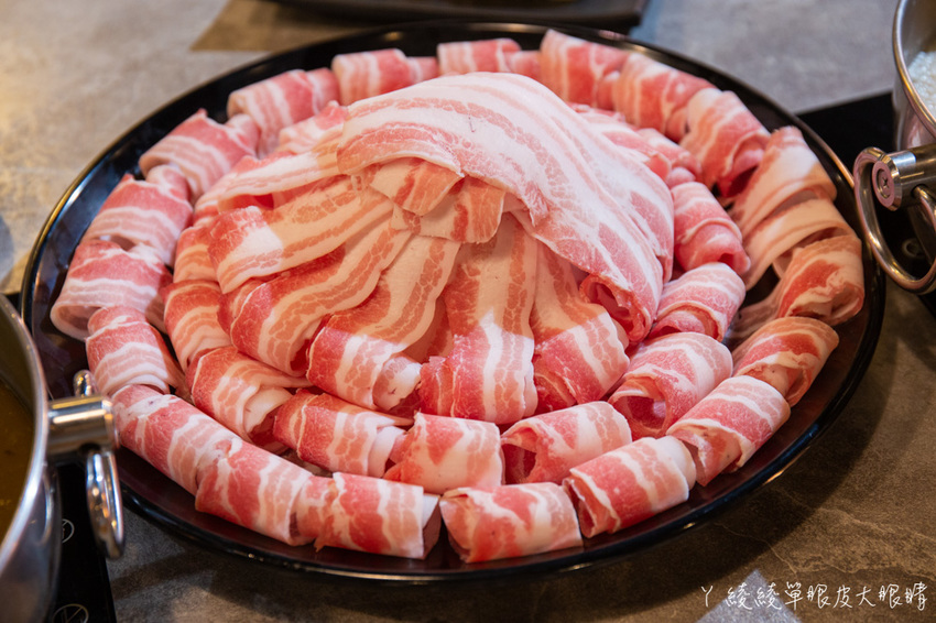 新竹竹北火鍋推薦上官木桶鍋！霸氣浮誇的甜蜜痛風海鮮船，堆得跟小火山一樣的肉盤！現撈波士頓龍蝦等你吃