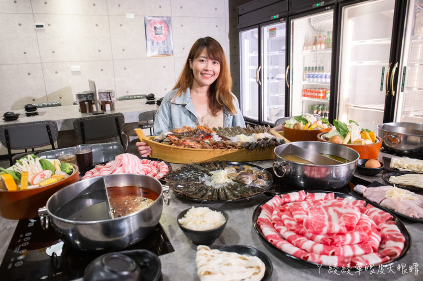 新竹竹北火鍋推薦上官木桶鍋！霸氣浮誇的甜蜜痛風海鮮船，堆得跟小火山一樣的肉盤！現撈波士頓龍蝦等你吃