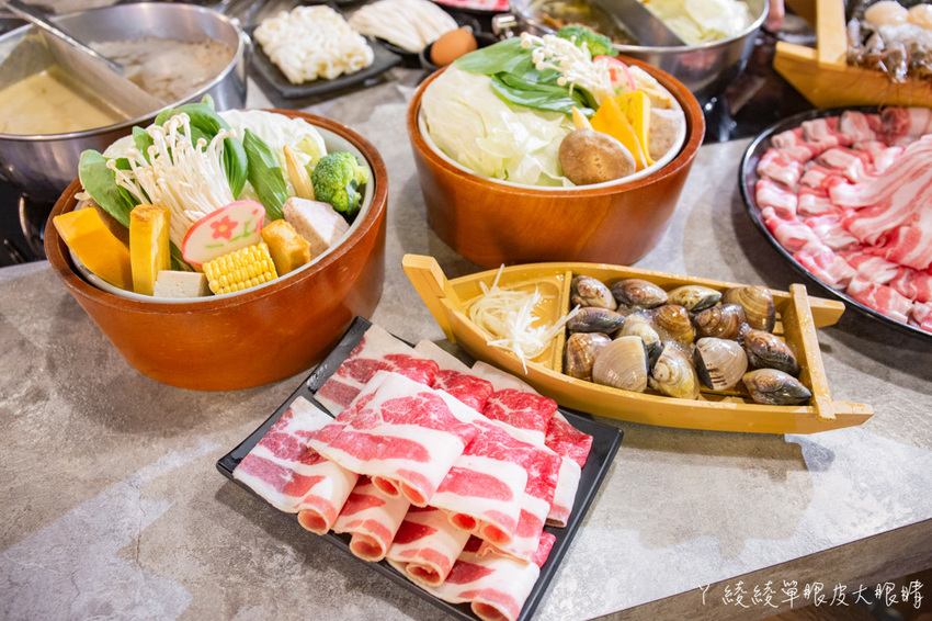 新竹竹北火鍋推薦上官木桶鍋！霸氣浮誇的甜蜜痛風海鮮船，堆得跟小火山一樣的肉盤！現撈波士頓龍蝦等你吃