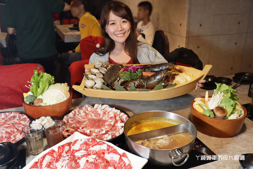 新竹竹北火鍋推薦上官木桶鍋！霸氣浮誇的甜蜜痛風海鮮船，堆得跟小火山一樣的肉盤！現撈波士頓龍蝦等你吃