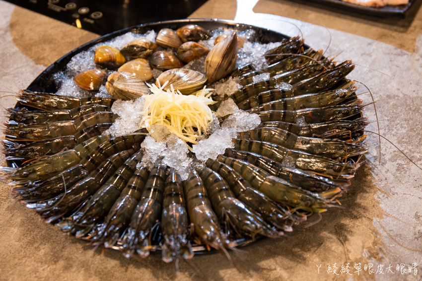 新竹竹北火鍋推薦上官木桶鍋！霸氣浮誇的甜蜜痛風海鮮船，堆得跟小火山一樣的肉盤！現撈波士頓龍蝦等你吃
