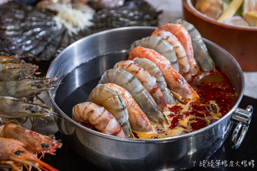 新竹竹北火鍋推薦上官木桶鍋！霸氣浮誇的甜蜜痛風海鮮船，堆得跟小火山一樣的肉盤！現撈波士頓龍蝦等你吃