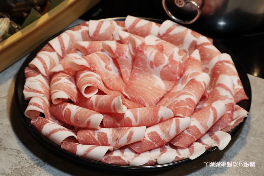 新竹火鍋推薦上官木桶鍋!竹北活體海鮮火鍋,竹科人揪團吃起來!免費請你吃肉盤