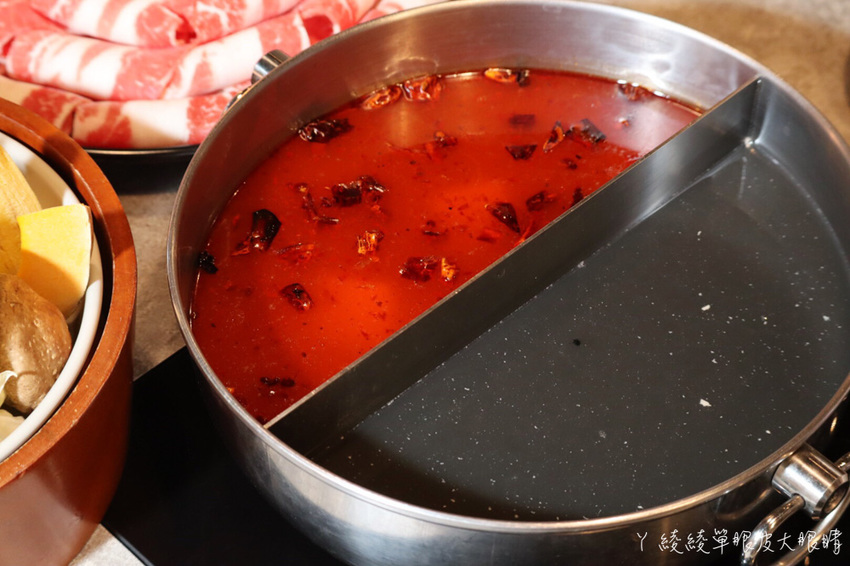 新竹竹北火鍋推薦上官木桶鍋！霸氣浮誇的甜蜜痛風海鮮船，堆得跟小火山一樣的肉盤！現撈波士頓龍蝦等你吃