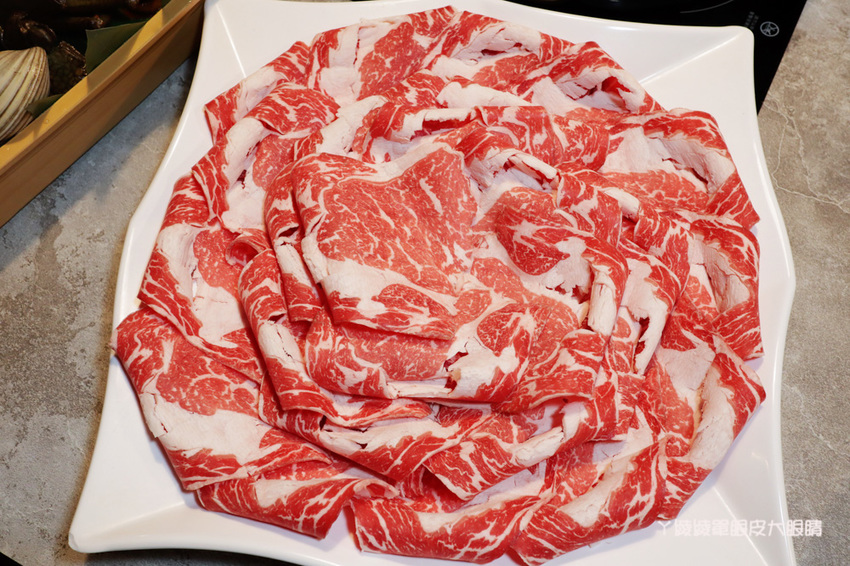 新竹火鍋推薦上官木桶鍋!竹北活體海鮮火鍋,竹科人揪團吃起來!免費請你吃肉盤