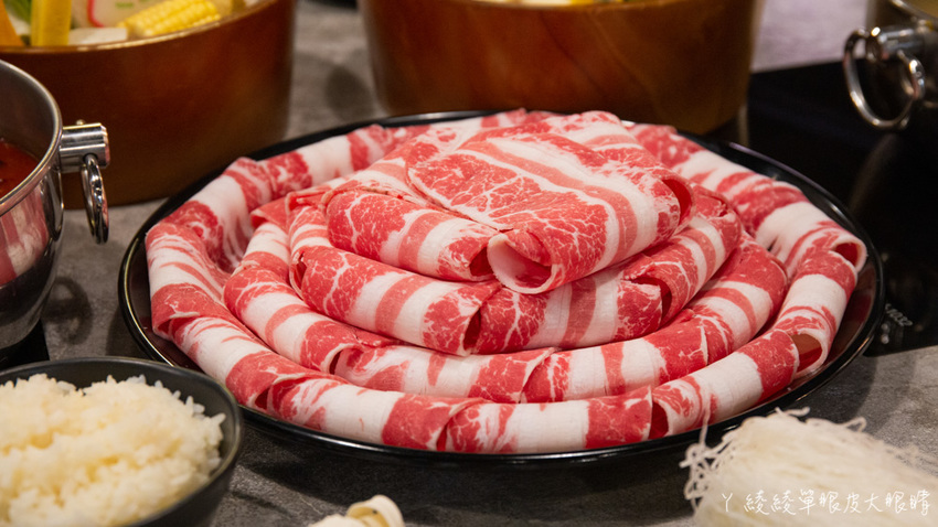 新竹竹北火鍋推薦上官木桶鍋！霸氣浮誇的甜蜜痛風海鮮船，堆得跟小火山一樣的肉盤！現撈波士頓龍蝦等你吃