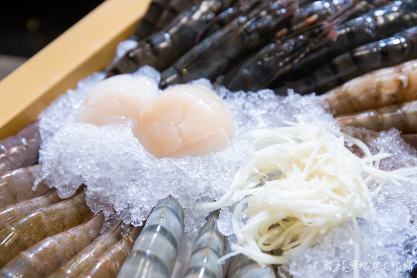 新竹竹北火鍋推薦上官木桶鍋！霸氣浮誇的甜蜜痛風海鮮船，堆得跟小火山一樣的肉盤！現撈波士頓龍蝦等你吃