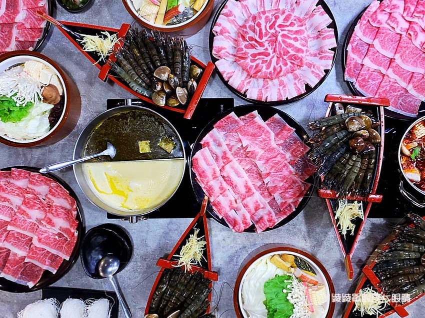 新竹竹北火鍋推薦上官木桶鍋！霸氣浮誇的甜蜜痛風海鮮船，堆得跟小火山一樣的肉盤！現撈波士頓龍蝦等你吃