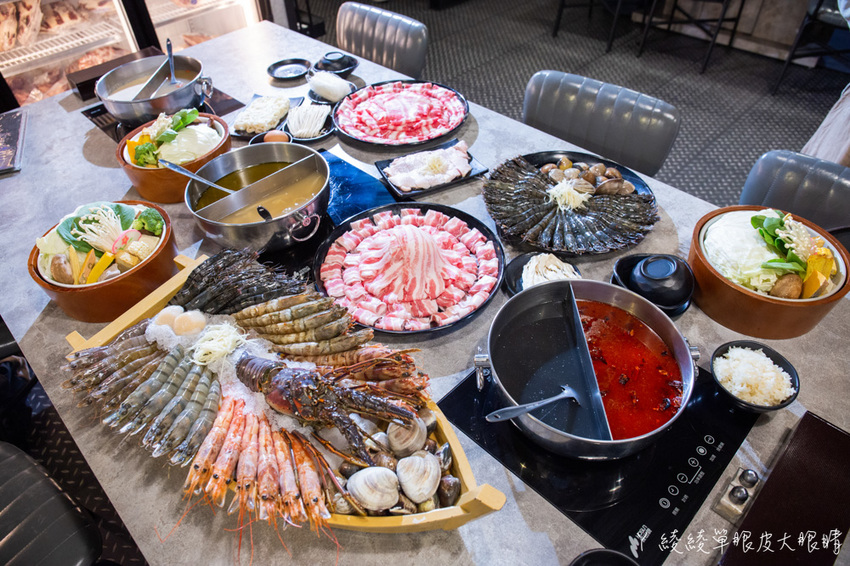 新竹竹北火鍋推薦上官木桶鍋！霸氣浮誇的甜蜜痛風海鮮船，堆得跟小火山一樣的肉盤！現撈波士頓龍蝦等你吃