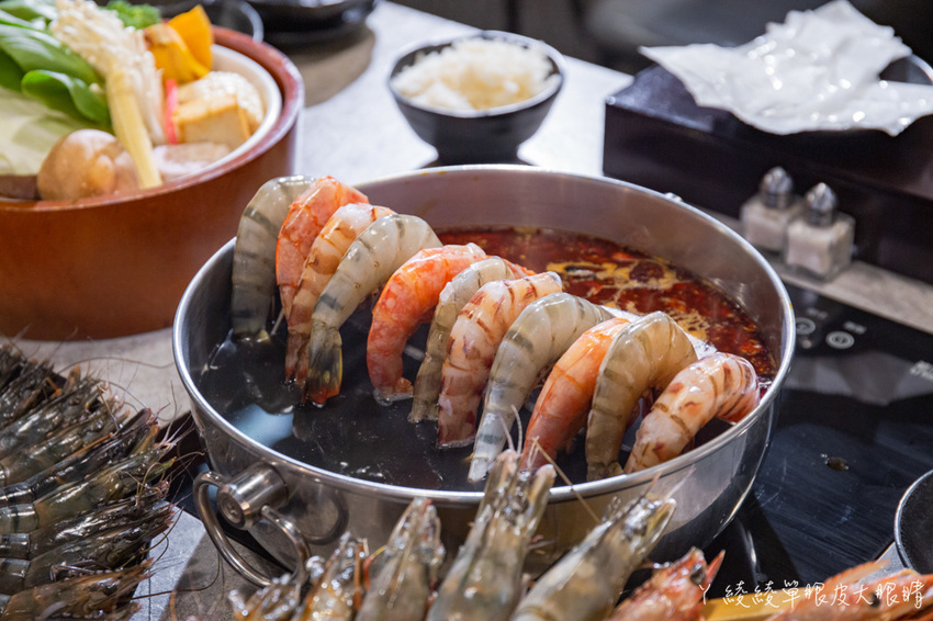 新竹竹北火鍋推薦上官木桶鍋！霸氣浮誇的甜蜜痛風海鮮船，堆得跟小火山一樣的肉盤！現撈波士頓龍蝦等你吃
