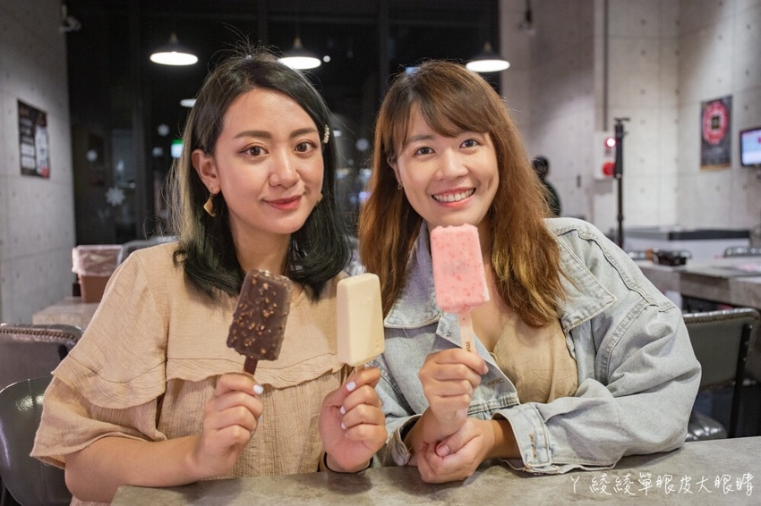 新竹竹北火鍋推薦上官木桶鍋！霸氣浮誇的甜蜜痛風海鮮船，堆得跟小火山一樣的肉盤！現撈波士頓龍蝦等你吃