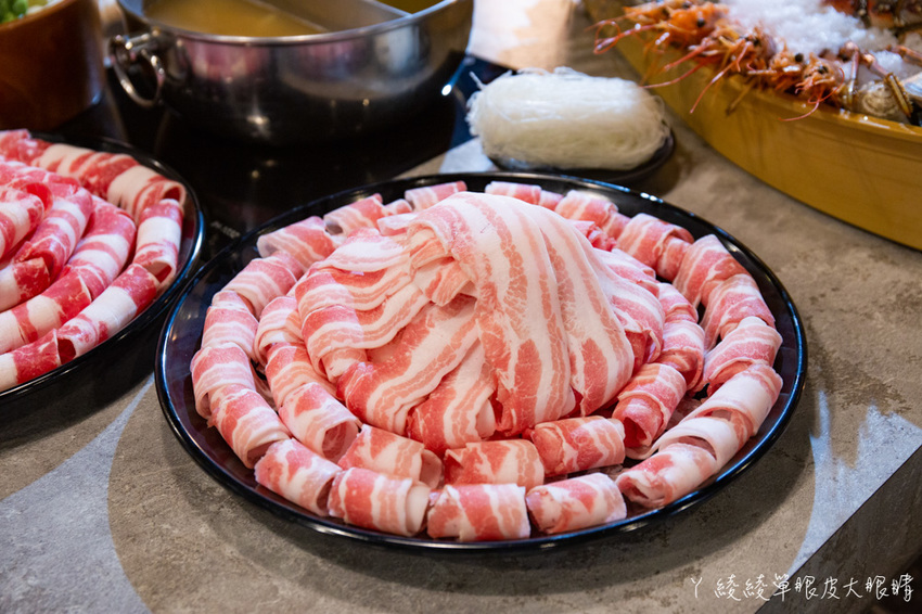 新竹竹北火鍋推薦上官木桶鍋！霸氣浮誇的甜蜜痛風海鮮船，堆得跟小火山一樣的肉盤！現撈波士頓龍蝦等你吃