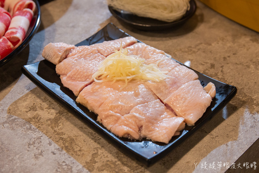 新竹竹北火鍋推薦上官木桶鍋！霸氣浮誇的甜蜜痛風海鮮船，堆得跟小火山一樣的肉盤！現撈波士頓龍蝦等你吃