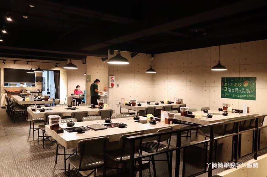 新竹竹北火鍋推薦上官木桶鍋！霸氣浮誇的甜蜜痛風海鮮船，堆得跟小火山一樣的肉盤！現撈波士頓龍蝦等你吃