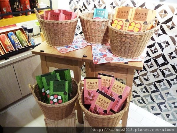 金品茶語新品9-門口商品.JPG