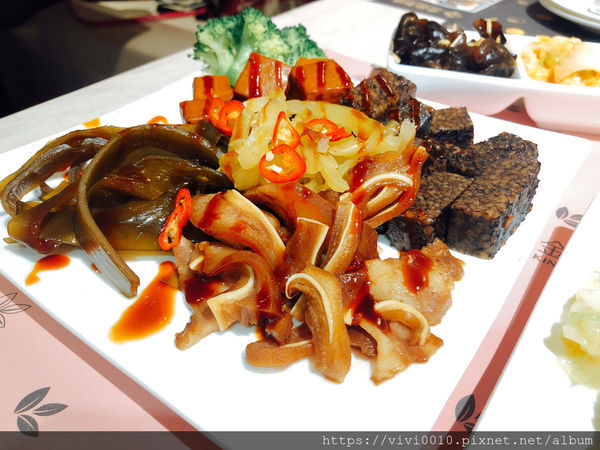 圓圓家愛吃貨-《台北南西誠品》老字號的金品茶語，變身時尚亮麗茶水鋪，文青少女必須朝聖!牛肉麵簡直一絕超好吃